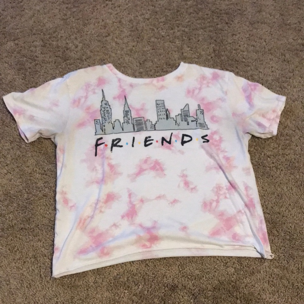Women’s cropped tee.